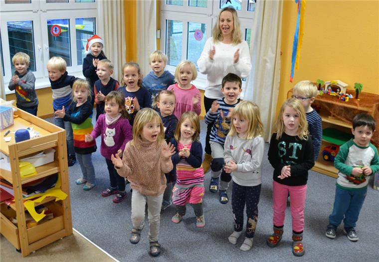 Lintiger Kinder hoffen auf die Geestland Crowd Die Lintiger Kindergartenkinder "Littlie Skydancers" haben viel Spaß mit ihrer Tanztrainerin Nicole Baron- Steffens. Noch lustiger wäre es im einheitlichen Outfit und mit der richtigen Musik, dafür wird jetzt über die Geestland Crowd gesammelt.