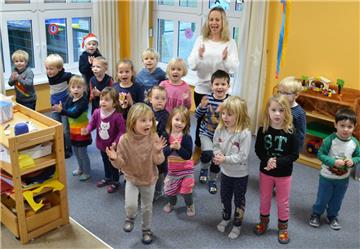 Die Lintiger Kindergartenkinder "Littlie Skydancers" haben viel Spaß mit ihrer Tanztrainerin Nicole Baron- Steffens. Noch lustiger wäre es im einheitlichen Outfit und mit der richtigen Musik, dafür wird jetzt über die Geestland Crowd gesammelt. 