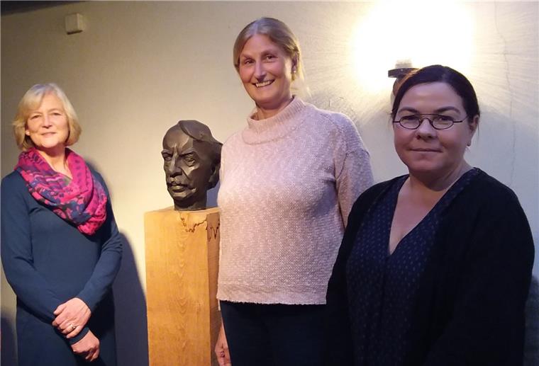 Die Literaturnachmittage im Haus Kreienhoop sind derzeit ausgesetzt. Das gilt auch für alle anderen geplanten Veranstaltungen im ersten Halbjahr. Kathrin Möller-Funck (rechts) und ihre Mitstreiterinnen Irmela von Lenthe (links) und Alinda Alinda van der Vooren-Tralau sind darüber tief betrübt.