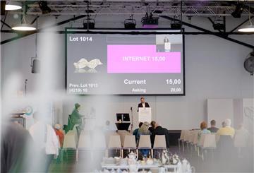 Ein großer Monitor hängt in einem Saal.