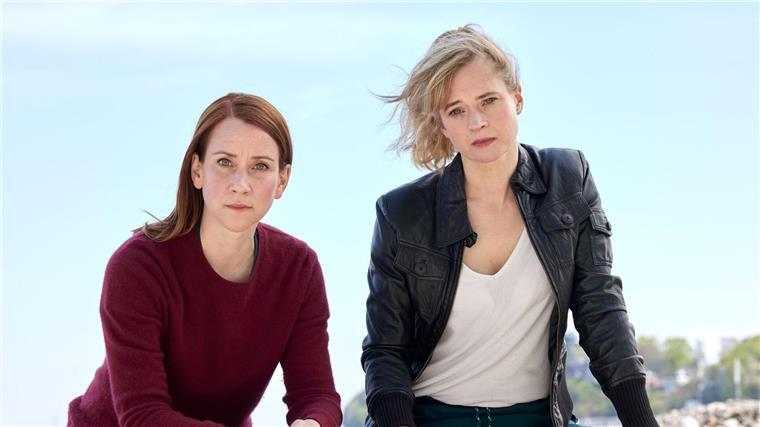 Die Lorentzen-Schwestern Viktoria (Lena Dörrie, l) und Feli (Caroline Hanke, r) aus der der ZDF- Krimireihe „Mordsschwestern - Verbrechen ist Familiensache“.