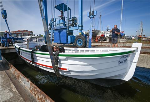 Die Lottjen, das Börteboot von Oliver Seibel, wird im Fischereihafen wieder zu Wasser gelassen.