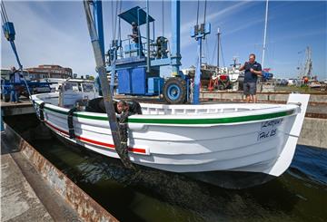 Die Lottjen, das Börteboot von Oliver Seibel, wird im Fischereihafen wieder zu Wasser gelassen.