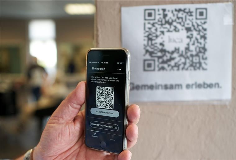 Mit der Luca-App im Restaurant bezahlen Friseurmeister Karl-Heinz Schlösser demonstriert in seinem Salon die Nutzung der Luca-App.