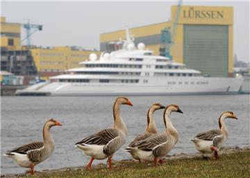 Die Lürssen-Werft in Bremen hat einen dicken Fisch an Land gezogen. Sie hat einen Milliardenauftrag aus Australien bekommen. 
