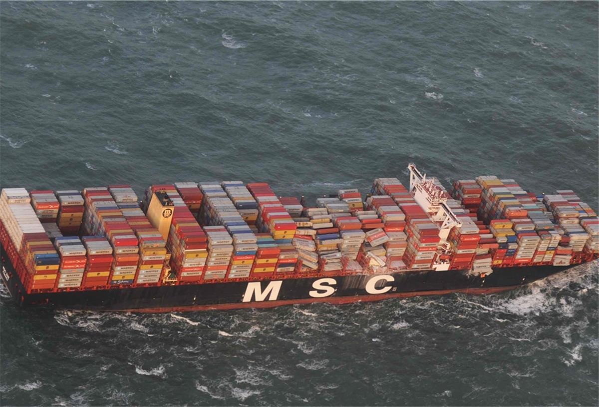 Havarie der „MSC Zoe": Ladung war enormer Beschleunigung ausgesetzt Die Luftaufnahme aus einem Überwachungsflugzeug des Havariekommandos zeigt das Containerschiff MSC ZOE, das im Sturm mehrere hundert Container verloren hat.