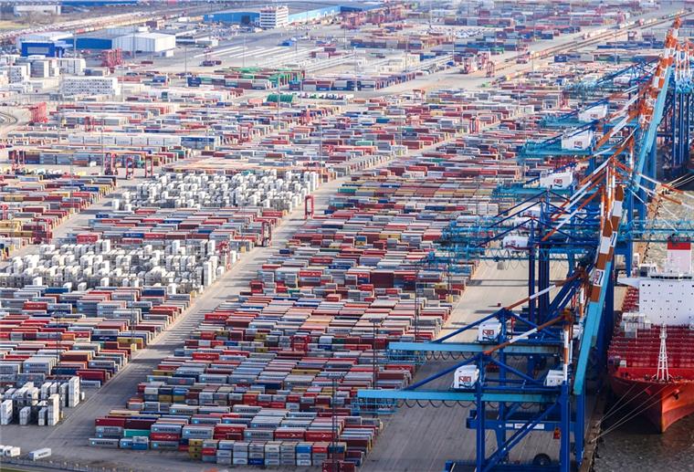 Die Luftaufnahme zeigt das Container-Terminal Bremerhaven.