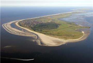 Die Luftaufnahme zeigt die ostfriesische Insel Langeoog (Niedersachsen) im Nationalpark Niedersächsisches Wattenmeer.
