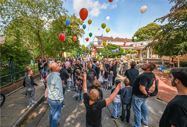 Die Luftballons bilden den farbenfrohen Abschluss des Geburtstagsfestes: Die Kindertagesstätte Dresdener Straße wird 60 Jahre alt. Foto Scheschonka