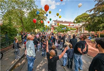 Die Luftballons bilden den farbenfrohen Abschluss des Geburtstagsfestes: Die Kindertagesstätte Dresdener Straße wird 60 Jahre alt. Foto Scheschonka