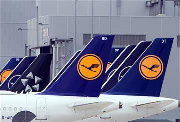 Flugzeuge der Fluggesellschaft Lufthansa stehen am Rand des Rollfeldes nebeneinander. 