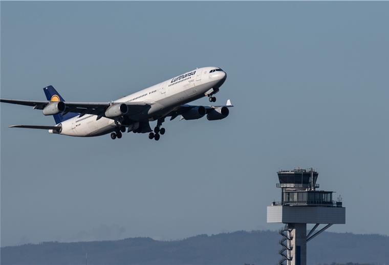 Lufthansa streicht wegen Omikron jeden zehnten Flug im Winter Eine Passagiermaschine der Lufthansa startet vom Flughafen in Frankfurt am Main.