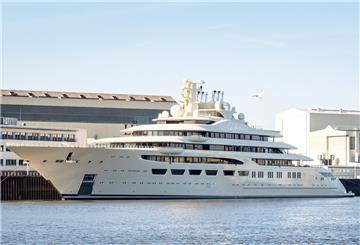  Luxusjacht „Dilbar“ liegt an der Lürssen-Werft in Lemwerder 