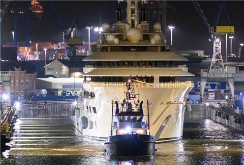 Die Luxusjacht "Dilbar" wird von Schleppern aus dem gefluteten Trockendock der Werft Blohm + Voss auf die Elbe vor den Landungsbrücken gezogen