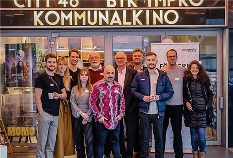 Die Macher und Schauspieler vor dem Kino „City46“ (von links): Dennis Vogt (Kamera), Katharina Hader (Kostüm, Setdesign), Christian Richard Bauer (Darsteller), Julia Giampietro (Darstellerin, Musik, Regieassistenz), Günter Ihmels (Autor), Sandro Giampietro (Regisseur, Autor,Musikproduzent), Thomas Schäffer (Nordmedia), Holger Tepe (CITY 46), Nikolas Meyer (Design), Schauspieler Helge Tramsen, Schauspielerin Anja zum Felde. Foto: Nordmedia