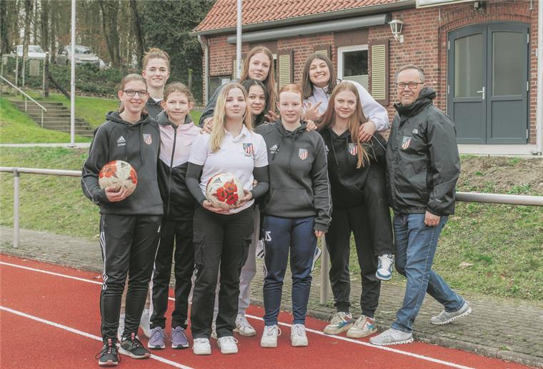 Die Mädchen-Fußballmannschaft mit ihrem Trainer.