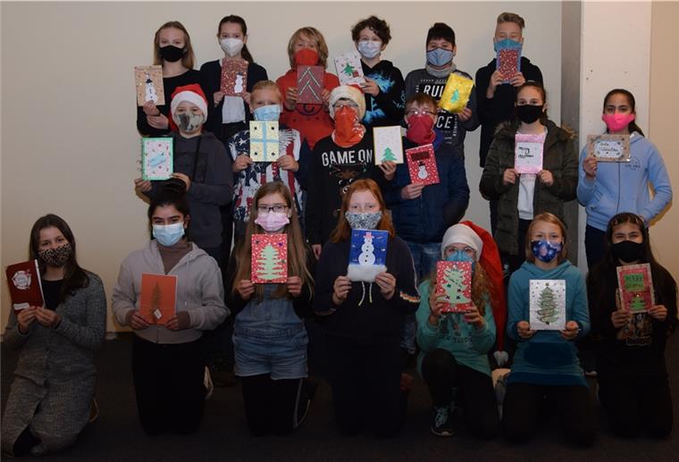 Die Mädchen und Jungen aus der Klasse 6b schicken ihren Partnerinnen und Partnern im Ausland eine kurze Beschreibung, wie in Deutschland Weihnachten gefeiert wird.