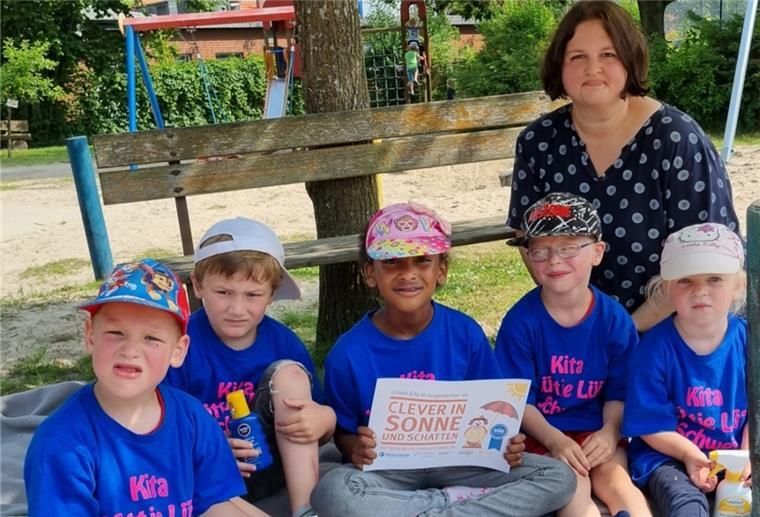 Stadland: Auszeichnung für Schattendetektive Die Mädchen und Jungen der Kita Lüttje Lüü, hier mit Erzieherin Jasmin Varenkamp, wissen nun genau, wie sie sich vor der Sonne schützen müssen. Dafür bekamen sie eine Auszeichnung.