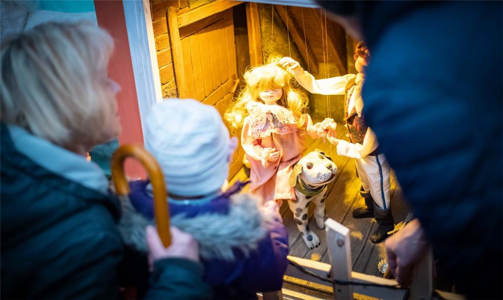 Die Märchenwelt lockte viele Familien mit Kindern in das Zelt. Foto: Hartmann