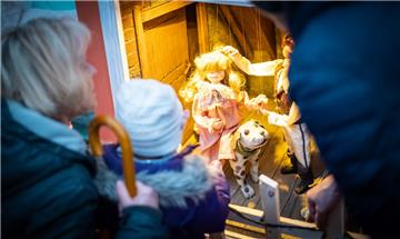Die Märchenwelt lockte viele Familien mit Kindern in das Zelt. Foto: Hartmann