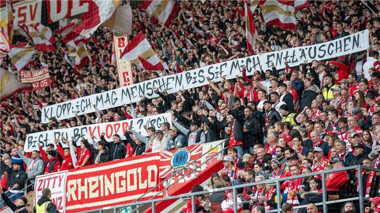 Die Mainzer Fans machten vor der Partie gegen Leipzig deutlich, was sie vom Wechsel ihres Ex-Trainers Jürgen Klopp zu Red Bull halten.