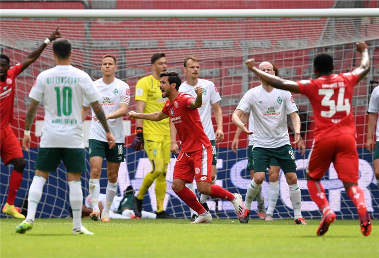 Werder: Nur ein Wunder kann noch helfen Die Mainzer jubeln, die Werder-Spieler sind geschockt: Der FSV hat gewonnen.