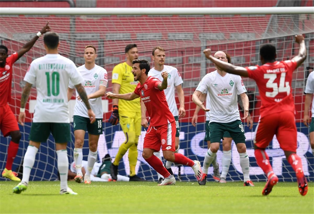 Die Mainzer jubeln, die Werder-Spieler sind geschockt: Der FSV hat gewonnen.