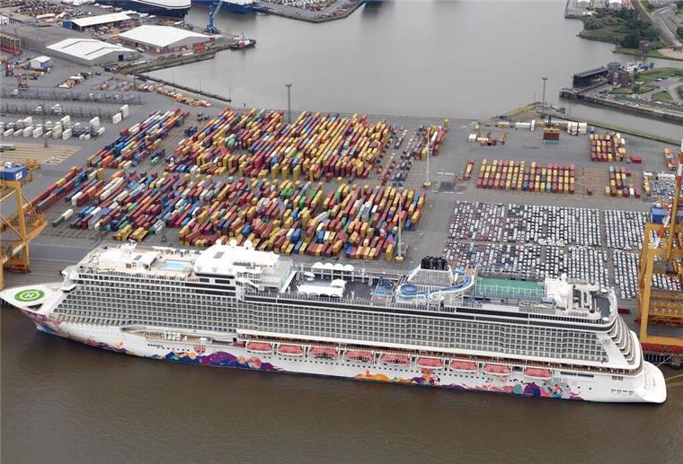Das Kreuzfahrtschiff „Manara“ liegt an der Stromkaje in Bremerhaven.
