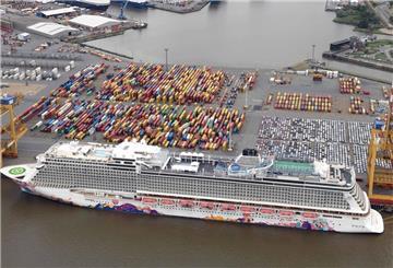 Das Kreuzfahrtschiff „Manara“ liegt an der Stromkaje in Bremerhaven.