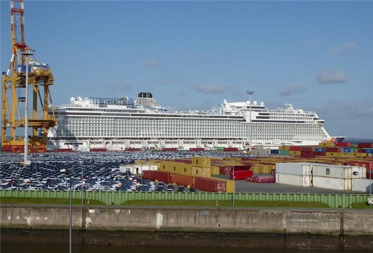 Die „Manara“ liegt schon seit dem Sommer am Containerterminal, wird dort umgebaut.
