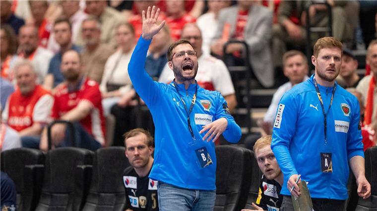 Füchse Berlin stehen im Final Four der Champions League Die Mannschaft von Füchse-Trainer Jaron Siewert (M) gewann auch das Rückspiel gegen Aalborg.