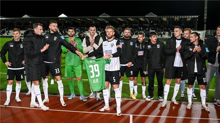 Schlüsselbeinbruch: SSV Ulm lange ohne Torhüter Ortag Die Mannschaft widmete dem verletzten Torhüter den ersten Heimsieg.