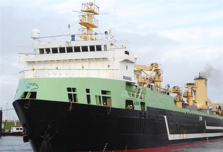 Supertrawler „Margiris“ bringt besonderen Dorsch nach Bremerhaven "Margiris" durchfährt die Doppelschleuse am Fischereihafen Bremerhaven