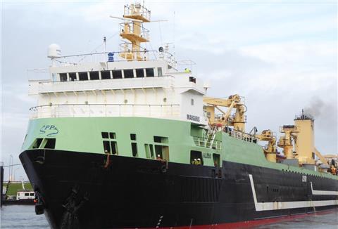 "Margiris" durchfährt die Doppelschleuse am Fischereihafen Bremerhaven
