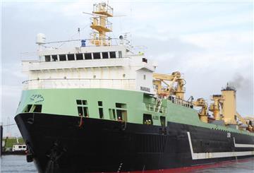 "Margiris" durchfährt die Doppelschleuse am Fischereihafen Bremerhaven