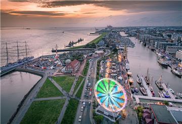 Maritime Tage in Bremerhaven 2021. Blick auf des Festgelände am Neuen Hafen am Samstagabend von der Aussichtsplattform des Sail City Hotel.