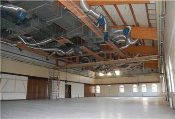 Die Markthalle in Rodenkirchen: Die alte abgehängte Deckenkonstruktion ist mittlerweile entfernt worden.