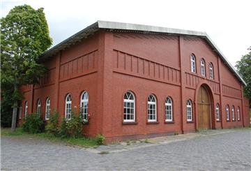 Die Markthalle in Rodenkirchen muss saniert werden. Doch zuerst müssen die Leimbinder der Deckenkonstruktion, die Risse aufweisen, instandgesetzt werden.