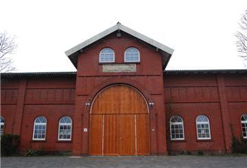 Die Markthalle Rodenkirchen hat inzwischen auch ihre neuen Türen bekommen. Die sind wieder aus Holz, aber größer. Das ist dem Brandschutz geschuldet.