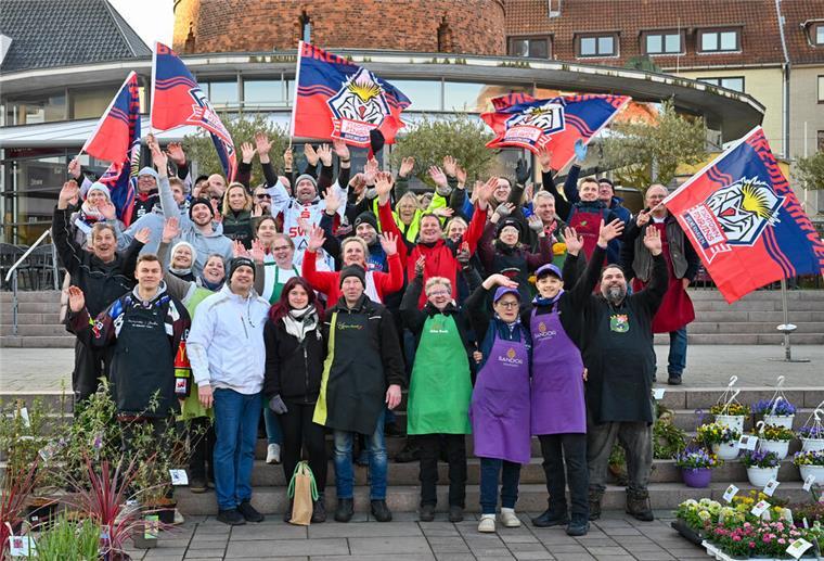 Die Marktleute feiern am Samstag mit ihren Kunden den Sieg der Fischtown Pinguins. 