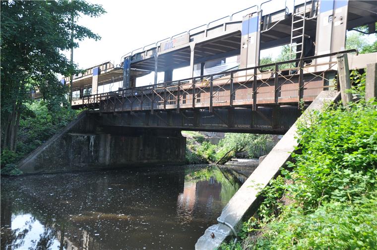 Schrottreife Brücken: Metronom-Züge werden ausgebremst Die marode Eisenbahnbrücke in Otterndorf über die Medem wird zurzeit von Güter- und Personenzügen aus Sicherheitsgründen nur mit reduzierter Geschwindigkeit befahren. Baumaßnahmen stehen laut Bahn AG bevor.