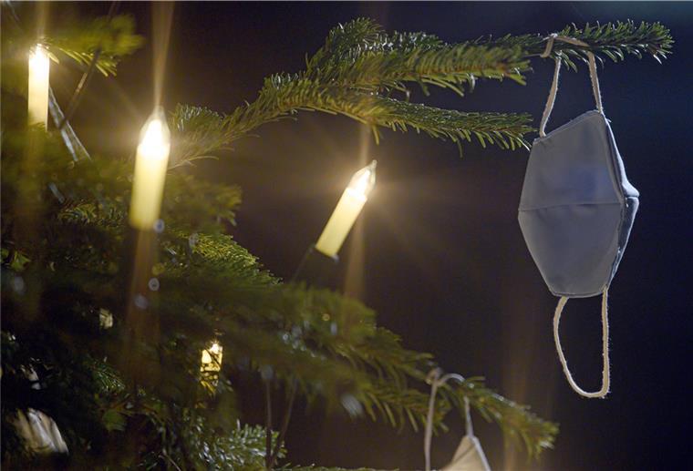 Weihnachtsruhe im Cuxland: Keine Maske unterm Baum Die Maske kann bei größeren Feiern auch zu Hause abgenommen werden. Wer mag, kann sie solange zu dekorativen Zwecken an den Baum hängen. Aber nur bei elektrischen Kerzen!