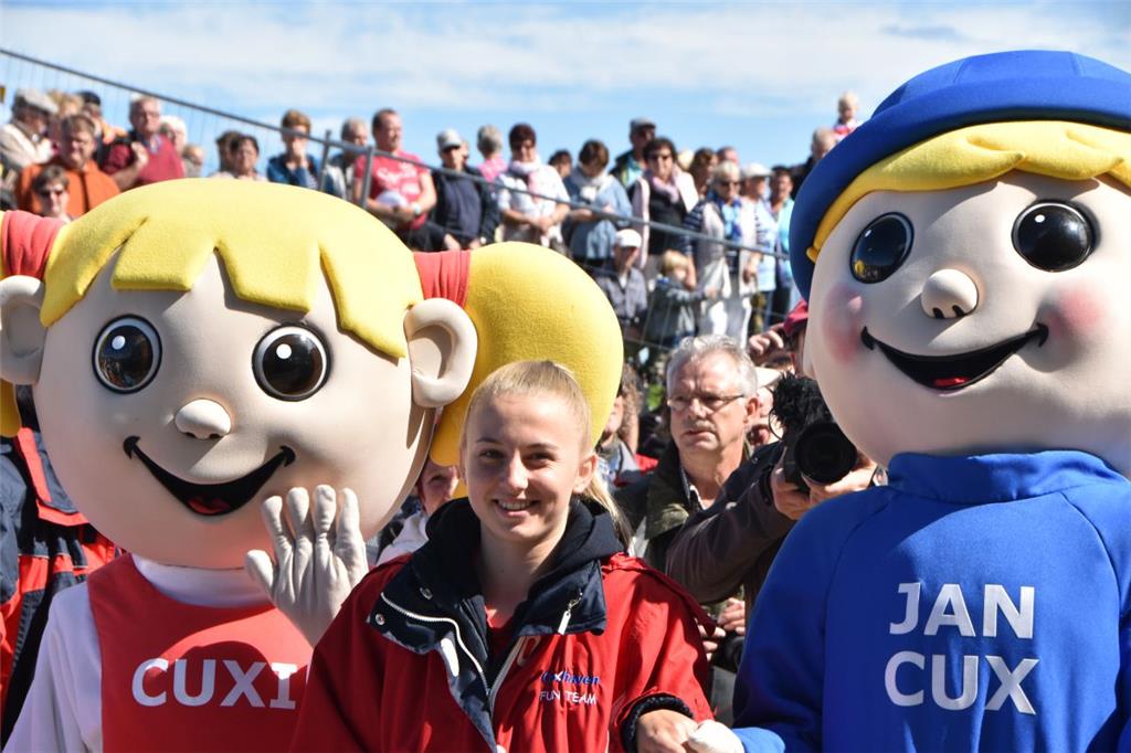 Die Maskottchen  Jan Cux und Cuxi sind natürlich auch unter den rund 30000 Besuc...
