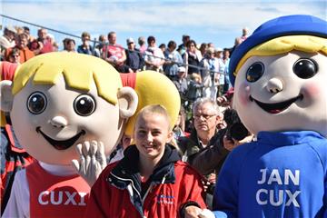 Die Maskottchen  Jan Cux und Cuxi sind natürlich auch unter den rund 30000 Besuc...