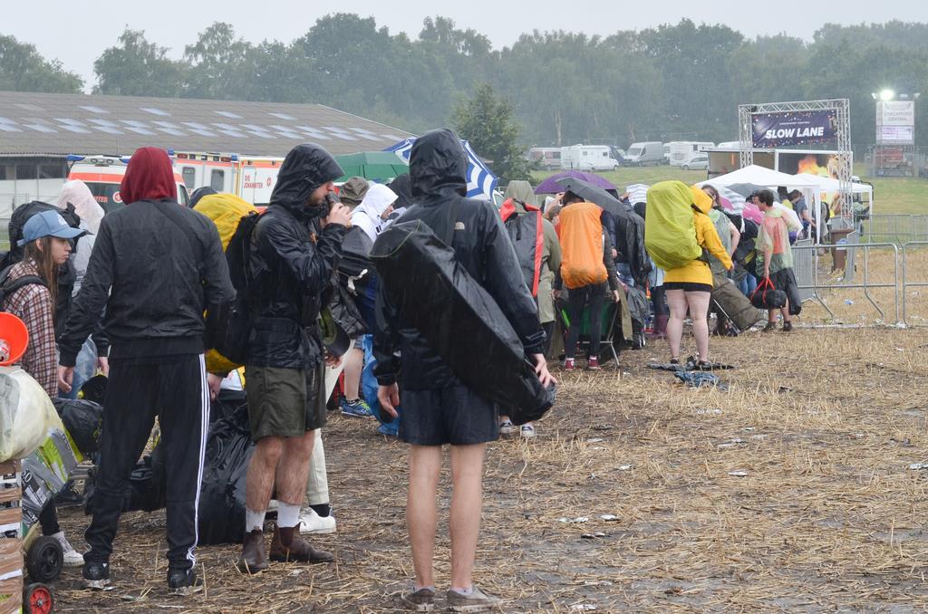 Die Massen auf dem Deichbrand trotzen dem Regen. In der Schlange der Slow Lane k...