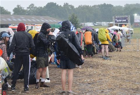 Die Massen auf dem Deichbrand trotzten dem Regen. In der Schlange der Slow Lane kann es schon einmal etwas länger dauern.