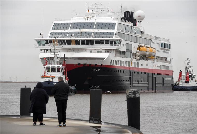 Die „Maud“ wird in den Fischereihafen von Bremerhaven geschleppt. Nun soll sie repariert werden.