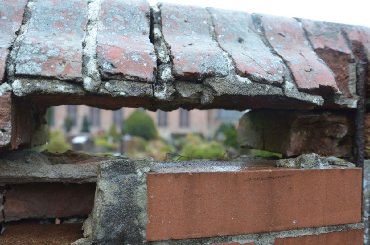 Die Mauer rund um den Kirchhof in Wilstedt ist seit Jahren marode. Dass die Kirche sich noch nicht darüm gekümmert hat, ist nur ein Punkt, über den sich der Bürgermeister des Dorfes aufregt.