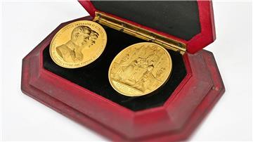 Die Medaillen sind aus reinem Gold.