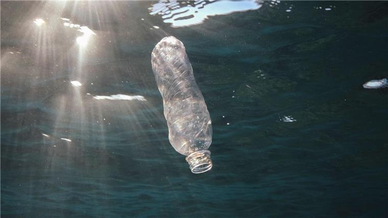Die Meere sind stark mit Plastik belastet. (Achivbild)